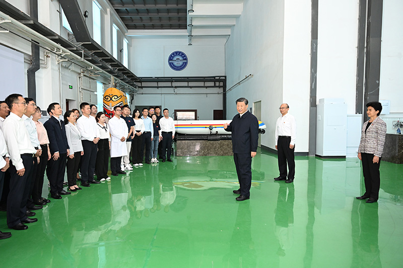 9月6日至8日，，，，，，中共中央总书记、国家主席、中央军委主席习近平在黑龙江考察。。。。这是7日上午，，，，，，习近平在哈尔滨工程大学考察时，，，，，，同师生代表亲热交流。。。。