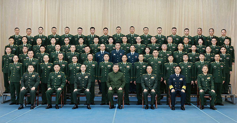 11月29日，，中共中央总书记、国家主席、中央军委主席习近平到武警海警总队东海海区指挥部视察。。这是习近平亲热接见东海海区指挥部有关同志，，同各人合影留念。。