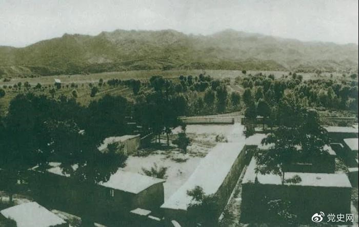 1948年5月，，，，，，中共中央和人民解放军总部由陕北迁到河北平山县西柏坡。。。。。图为中央向导人办公地方俯瞰。。。。。